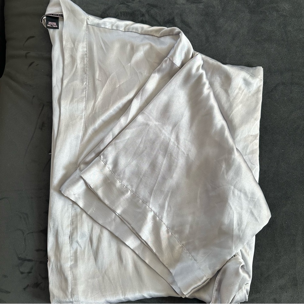 Victoria’s Secret Silk Robe – Glamorous for Halloween Angel